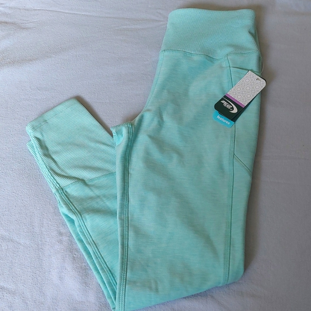 MTA sport activewear Small  light green  made of 43% polyester and  14% spandex.